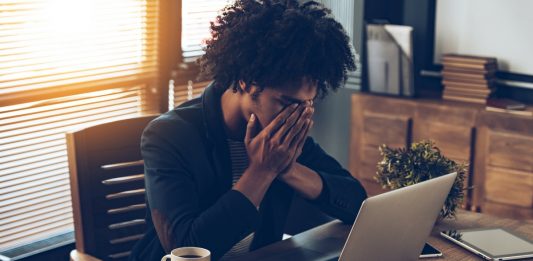 Como o Estresse no Trabalho e a Síndrome de Burnout Afetam Sua Empresa